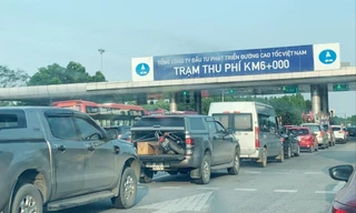 Xe xếp hàng dài trả phí tiền mặt qua trạm thu phí Nội Bài – Lào Cai dịp 30/4-1/5.