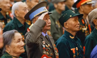 Cựu chiến binh Phạm Đức Cư (ở giữa) là pháo thủ thuộc Tiểu đoàn 394 - Trung đoàn pháo cao xạ 367 