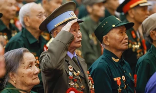 Cựu chiến binh Phạm Đức Cư (ở giữa) là pháo thủ thuộc Tiểu đoàn 394 - Trung đoàn pháo cao xạ 367 