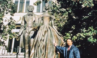 Nhà thơ Dương Kỳ Anh chụp bên tượng đài “Pushkin và nàng thơ của chàng” ở Matxcơva