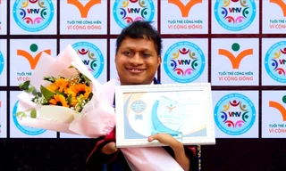 Anh Djruêng tham dự và nhận được nhiều bằng khen, giấy chứng nhận của các tổ chức 