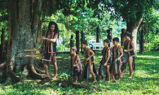 R’cơm Bus dạy đánh cồng chiêng cho các em nhỏ trong làng 