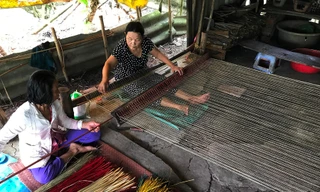 Chị em bà Cao Hồng Lệ (Tân Thành, Cà Mau) dệt chiếu