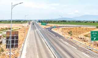 Thủ tướng yêu cầu các bộ ngành, địa phương rà soát, ưu tiên bố trí vốn đầu tư kết nối cao tốc với đường địa phương để tạo không gian phát triển mới. Ảnh cao tốc Bắc – Nam qua Bình Thuận