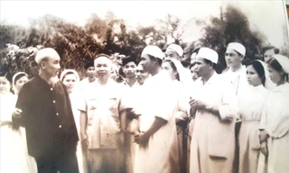 Chủ tịch Hồ Chí Minh và Bộ trưởng Y tế Phạm Ngọc Thạch thăm Bệnh xá Vân Đình ngày 20/4/1963. Trong ảnh Bí thư Chi đoàn Bệnh xá Nguyễn Hữu Kim đang hứa với Bác