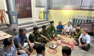 Công an xã Quảng Đông (huyện Quảng Trạch, tỉnh Quảng Bình) cùng sinh hoạt với Tổ “Tự phòng, tự quản, tự bảo vệ” thôn Vịnh Sơn