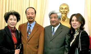 Vợ chồng cựu Phó Tổng thống VNCH Nguyễn Cao Kỳ tại cuộc gặp với ông Phạm Thế Duyệt, nguyên Chủ tịch T.Ư Mặt trận Tổ quốc Việt Nam