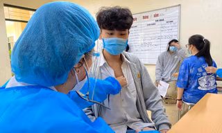 Học sinh THPT Hà Nội tiêm vắc xin sẵn sàng tựu trườngẢnh: Quỳnh Anh 