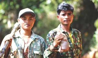 Anh Uôt (bên phải) cùng bạn rất khó khăn mới bắt được dúi 