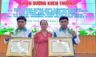 Trí Hiền, Trí Hậu hạnh phúc trong vòng tay mẹ sau khi “gặt vàng” trở về từ cuộc thi Toán học quốc tế