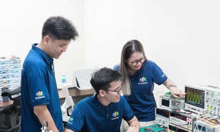 Anh Phan Trần Minh Uyên (người ngồi), chuyên viên nghiên cứu và phát triển trong lĩnh vực vi mạch bán dẫn tại Đà Nẵng, nhân viên thứ 80.013 của FPT