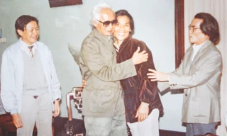 Ông Trần Tam Giáp (bìa trái) đưa nhà văn Sơn Tùng (bìa phải) và anh Bùi Sơn Định tới gặp Thủ tướng Phạm Văn Đồng sau khi tiểu thuyết “Búp Sen xanh” được tái bản ẢNH: GIA ĐÌNH CUNG CẤP 