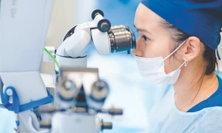 Bác sĩ Hoàng Anh trong phòng thí nghiệm 