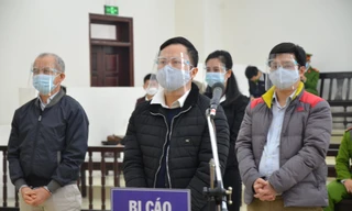 Bị cáo Dương Văn Hòa (hàng đầu, giữa) và đồng phạm tại tòa