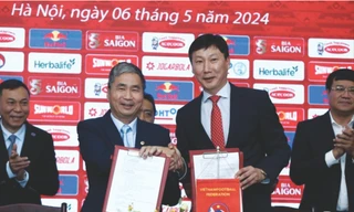 HLV Kim Sang-sik đối diện nhiều khó khăn khi dẫn dắt đội tuyển Việt Nam thay ông Philippe Troussier ảnh: Anh Đoàn