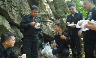 Bữa cơm đạm bạc giữa rừng