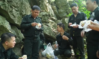 Bữa cơm đạm bạc giữa rừng