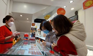 Người dân mua vàng nhân ngày vía Thần Tài 