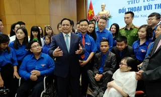 Thủ tướng Phạm Minh Chính trao đổi với thanh niên bên lề buổi đối thoại, ngày 22/3 Ảnh: Hoàng Mạnh Thắng