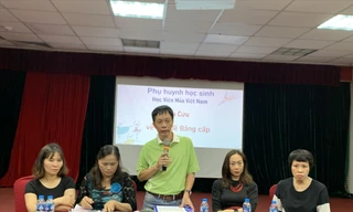 Sáng 31/3, phụ huynh học sinh, sinh viên Học viện Múa Việt Nam gặp gỡ báo chí để phản ảnh bức xúc. Ảnh: Nghiêm Huê 