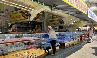  Loạt tiệm vàng ở phố vàng bạc quận 5 thưa vắng khách ảnh: U.P 