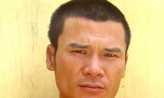 Không đội mũ bảo hiểm, rút súng bắn cảnh sát