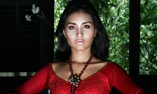 Kim Minh quyến rũ lạ với áo dài