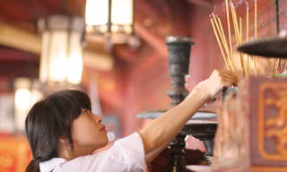 Sĩ tử đến Văn Miếu cầu may trước ngày thi