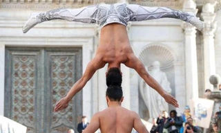 Nghệ sĩ xiếc Việt chồng đầu leo 90 bậc thang phá kỷ lục thế giới