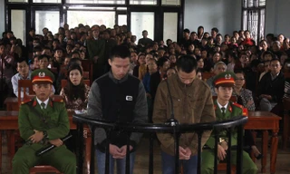 Bị cáo Phúc và Đức trước vành móng ngựa. Ảnh: H.T.