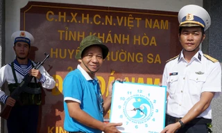 Phóng viên báo Tiền Phong trao quà của CLB Tuổi trẻ vì biển đảo quê hương, Trung tâm tình nguyện quốc gia cho đảo Đá Nam.