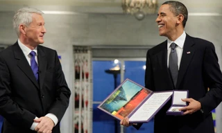 Tổng thống Mỹ Obama với giải thưởng Nobel Hòa bình vào năm 2009. Ảnh: Reuters.