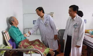 Cụ ông Ch. đã hồi phục sau khi được can thiệp bằng kỹ thuật thuyên tắc động mạch tiền liệt tuyến không phẫu thuật, giúp khối u khổng lồ nhỏ lại. Ảnh do bệnh viện cung cấp.