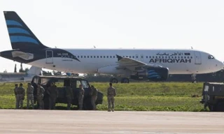 Binh sĩ Malta kiểm tra chiếc Airbus A320 trên đường băng sân bay quốc tế Malta. Ảnh: Reuters.