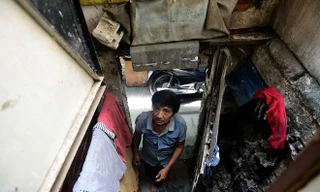 Căn nhà 9 m2 của ông được một mạnh thường quân hứa sẽ thiết kế lại để trời mưa không bị dột, nắng không tạt vào. Ảnh: Lê Quân.