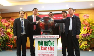 Các khách mời bấm nút khai trương Tạp chí điện tử Môi trường và cuộc sống.