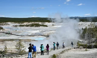 Yellowstone nổi tiếng với hồ nước nóng Norris Geyser. Ảnh: Huffington Post.