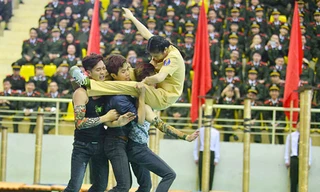 Lương Thị Hoài Thương từng bất ngờ nổi tiếng bởi thế võ bay người kẹp cổ 3 nam thanh niên. Ảnh: Giang Huy.