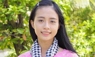 Cô sinh viên Huỳnh Ngọc Như với trang phục áo dài bằng khăn choàng.