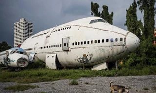 Lô đất trống ở đường Ramkhamhaeng, phía đông thủ đô Bangkok, được người dân địa phương gọi là "nghĩa địa máy bay", theo Guardian.