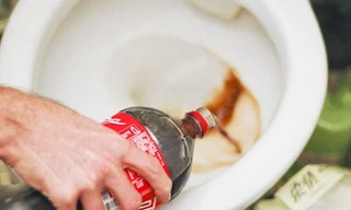 Tẩy trắng bồn cầu chỉ bằng một lon nước ngọt