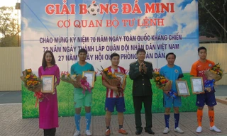 Chiến sĩ biên phòng thi tài đá bóng