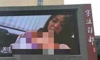 Đoạn phim người lớn xuất hiện trên màn hìnhtrước trung tâm mua sắm ở quảng trường thành phố Ninh Ba, tỉnh Chiết Giang, miền đông Trung Quốc ngày 28/12. Ảnh:People’s Daily