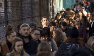 Hàng dài cử tri chờ đợi tại Brooklyn, New York. Ảnh: AFP.