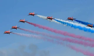 Một màn trình diễn của phi đội Red Arrows. Ảnh: AFP.