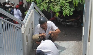 Chích ma túy tại cầu vượt trước bệnh viện Ung Bướu. Ảnh: Zing