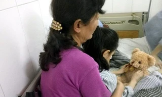 Học sinh lớp 4 bị bạn cầm bút phi thủng mắt ngay tại lớp học