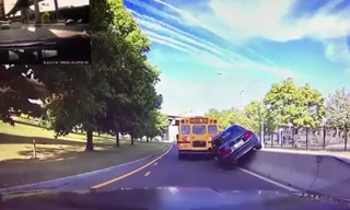 BMW leo dải phân cách vì vượt liều