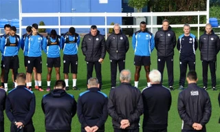 Toàn bộ thành viên đội Leicester mặc niệm Vua Thái Lan