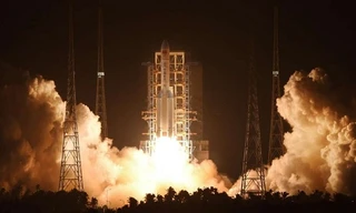 Tên lửa đẩy Trường Chinh 5 cất cánh từ bệ phóng ở Hải Nam, Trung Quốc. Ảnh: SCMP.